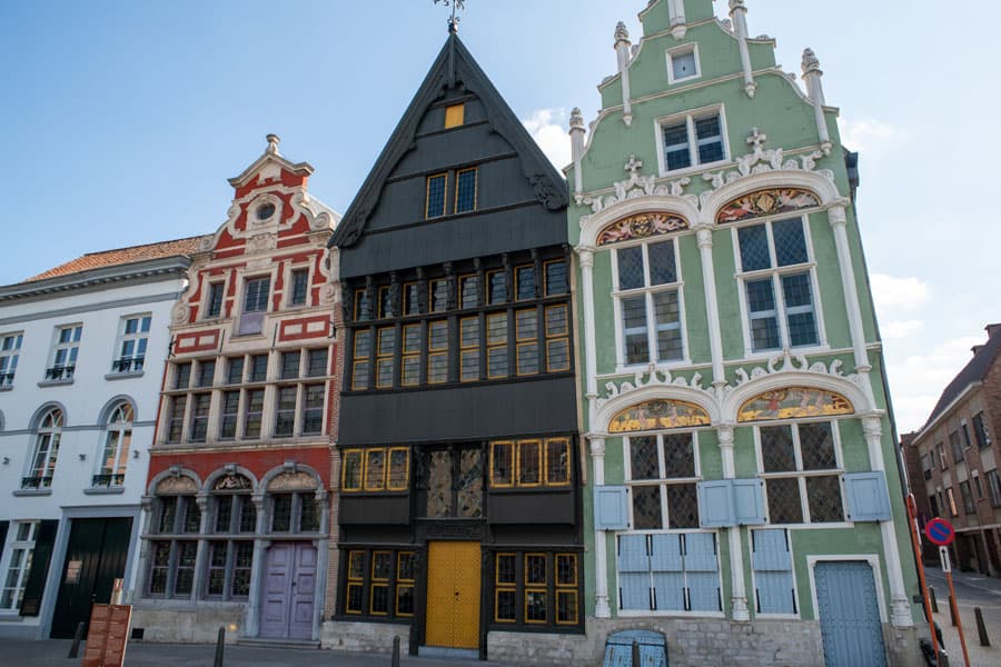 De oude gevels aan de overkant van de Dijle