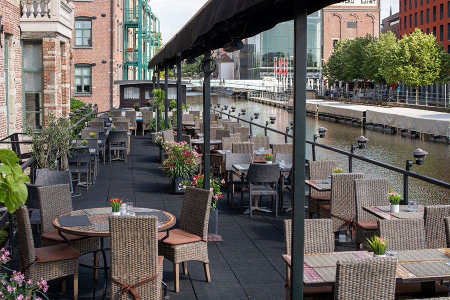 Tafels op het dek van de boot, onder de luifel, aan de Dijle