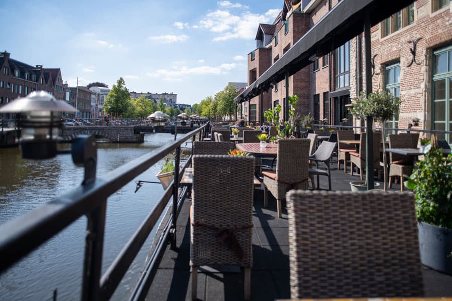 Het terras op de boot met zicht over het water